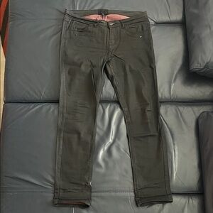 Quinn Women's Skinny Jeans in Black with Petite length